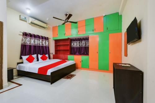 兰奇Super OYO Flagship Hotel Rudraksh Inn的一间卧室配有一张床和一台电视。