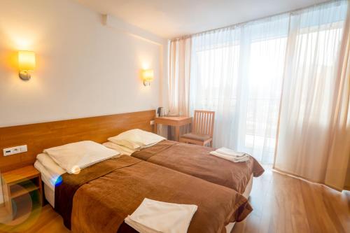 什恰夫尼察布德拉尼思尼克度假村的一间设有大床和窗户的酒店客房
