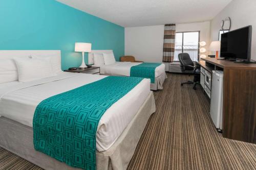 Scott拉斐特西斯科特豪生酒店的酒店客房设有两张床和一台平面电视。