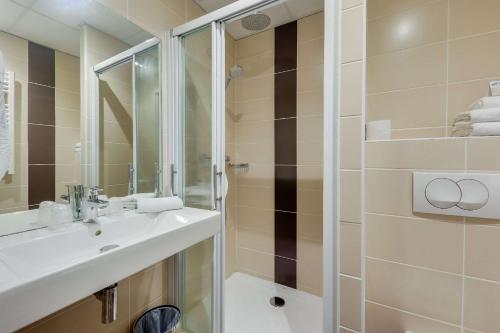 迪耶普Brit Hotel Dieppe的一间带水槽和淋浴的浴室