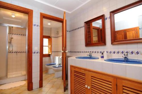 埃斯波尔莱斯Sa Cresta的一间带两个盥洗盆和卫生间的浴室