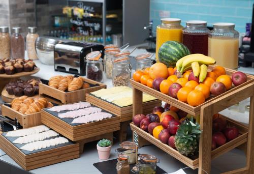 伦敦Residence Inn by Marriott London Tower Bridge的包括水果、蔬菜和面包的自助餐