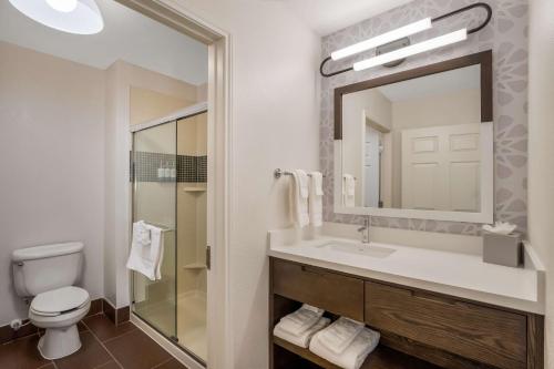 SorrentoSonesta ES Suites San Diego - Sorrento Mesa的一间带水槽、卫生间和镜子的浴室