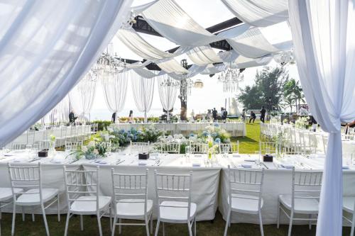 深圳深圳佳兆业万豪酒店的白色窗帘下的婚礼招待会,配有白色的桌椅