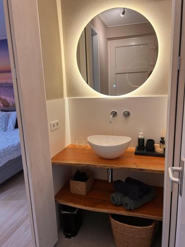 弗劳温普尔德Etoile aan Zee的一间带水槽和镜子的浴室
