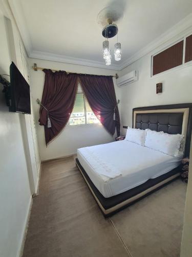 非斯Residence Bouanane B的一间卧室设有一张大床和一个窗户。