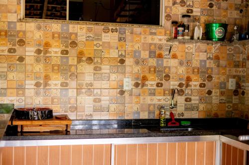 阿图尔诺盖拉Chacara em otima localizacao em Arthur Nogueira SP的厨房设有瓷砖墙和台面
