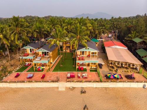 阿贡达The O2H Agonda Beach Resort的海滩上房屋的空中景致