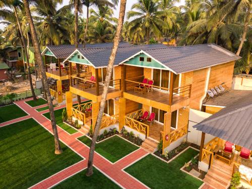 阿贡达The O2H Agonda Beach Resort的棕榈树房屋的空中景致