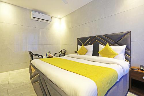 Hotel NASHA Unit By Worth New Delhi客房内的一张或多张床位