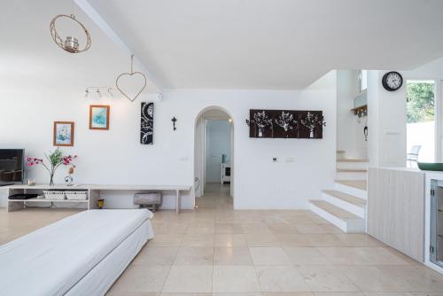 卡萨雷斯Selecta Casa Orquídea的客厅设有白色的墙壁和白色的沙发