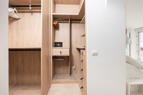 卡萨雷斯Selecta Casa Orquídea的一间带木制橱柜和床的小卧室