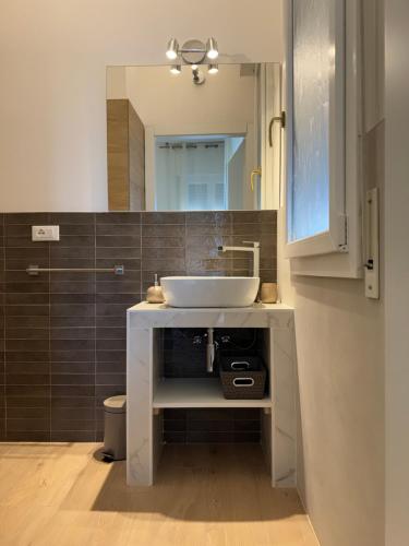 博洛尼亚Vista Fiera Bologna的浴室设有白色水槽和镜子