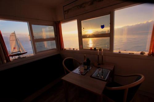 博雷The Lighthouse Cabin的带窗户的房间,配有桌子和帆船