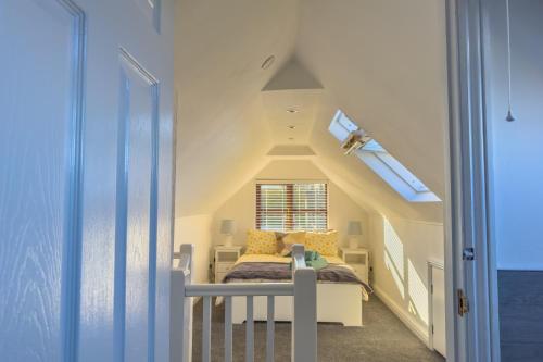 WorleSnug, Dog Friendly, Country Cottage的一间卧室设有一张床和一个窗口
