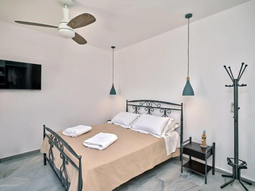 纳乌萨Villa Maria - Naoussa Squares Blue & Gold Suite的一间卧室配有一张床,上面有两条毛巾