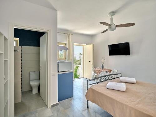 纳乌萨Villa Maria - Naoussa Squares Blue & Gold Suite的一间卧室配有一张床,浴室设有卫生间