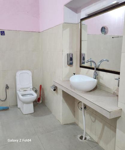 PrayagrajNICTBS的一间带水槽和卫生间的浴室