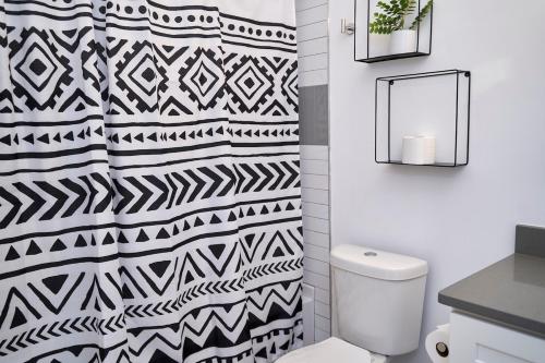 亚特兰大Spacious Retreat Near Downtown, Atl的浴室设有黑色和白色图案的墙壁