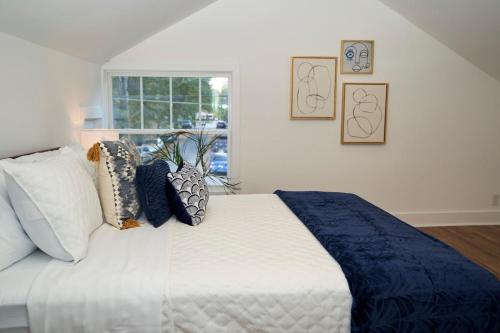 亚特兰大Spacious Retreat Near Downtown, Atl的卧室配有带枕头的床铺和窗户。