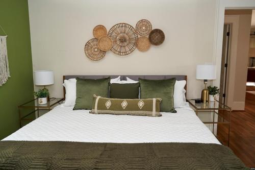 亚特兰大Downtown Gem 5 Min To City, Near Marta & Pullman的一间卧室设有一张带绿色墙壁的大床