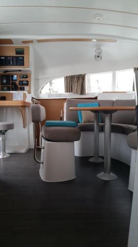 戛纳Cristal de Mer - Cannes的火车上配有桌椅的房间