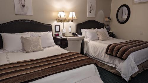 AmherstAmherst Inn - Virginia的酒店客房配有两张床和一张书桌