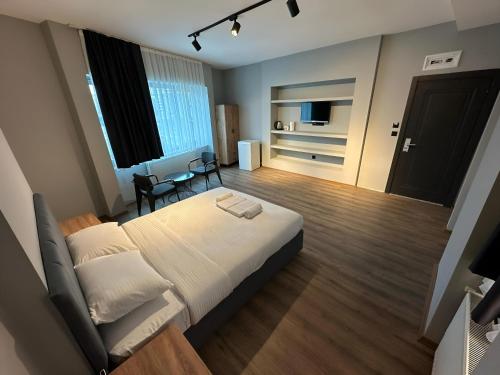 伊斯坦布尔Lucca Suites Hotel的卧室配有1张床、1张桌子和1把椅子