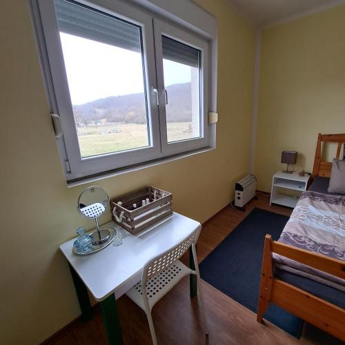Apartment Arija的一间卧室配有一张桌子、镜子和窗户