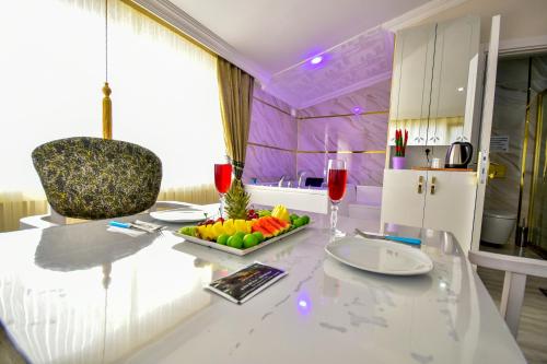 伊斯坦布尔Loca Suit的厨房配有一张桌子,上面放着一碗水果