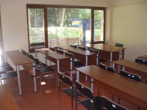 波罗维茨巴尔别墅酒店的一个带桌椅和窗户的教室