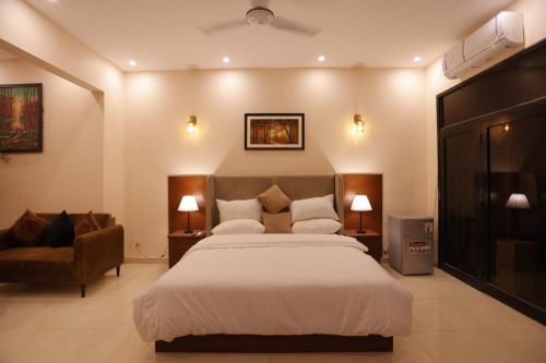 卡拉奇A One Hotel Clifton的一间卧室配有一张大床和一张沙发