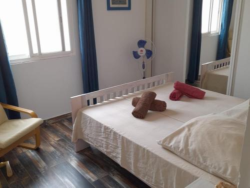 萨尔雷Pandora Ocean View am Praia Cabral的一间卧室,配有一张带两个泰迪熊的床