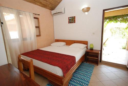 GuilorFagapa Lodge的一间卧室设有一张床和一个大窗户