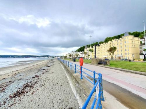 道格拉斯雪绒花旅馆的海边的海滩,有蓝色的围栏