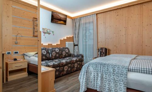 博萨迪法萨艾达酒店的酒店客房,配有床和沙发