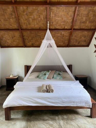 武吉拉旺Villa Paradise的一间卧室配有一张床,上面有两条毛巾
