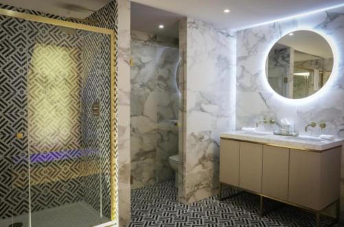 因弗内斯博福特酒店的带淋浴、盥洗盆和镜子的浴室