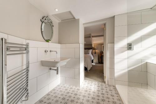 牛顿阿伯特比克利穆尔酒店的白色的浴室设有水槽和镜子