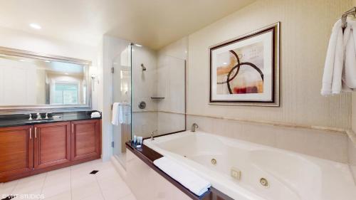 拉斯维加斯LADY LUCK'S VISTA - Private Balcony - Full Kitchen - Two Full Baths - Jetted Tub - Full MGM Grand Resort Access w No Resort Fee at MGM Signature的浴室配有大浴缸和水槽