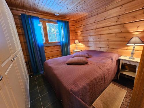 塔库沃里Tahko Villa Vaarna的小木屋内一间卧室,配有一张床