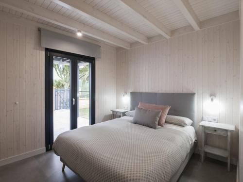 扎霍拉Casas Guemon的一间卧室设有一张床,并有通往庭院的门