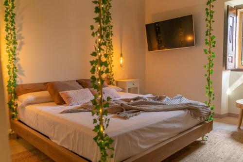 萨马涅戈Casa Rural La Molinera Etxea的一间卧室配有一张带秋千的床