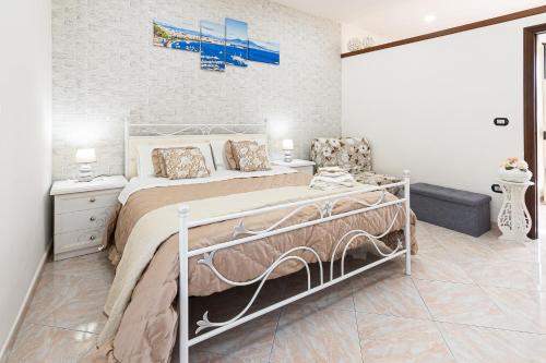 庞贝B&B VESUVIAN STONE的白色卧室配有床和椅子