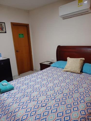 巴兰基亚Casa Bellavista Barranquilla的一间卧室配有一张带枕头的床
