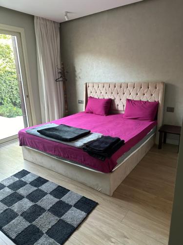 开罗Oriana Villa Guest House的卧室配有带粉红色枕头的大型粉红色床