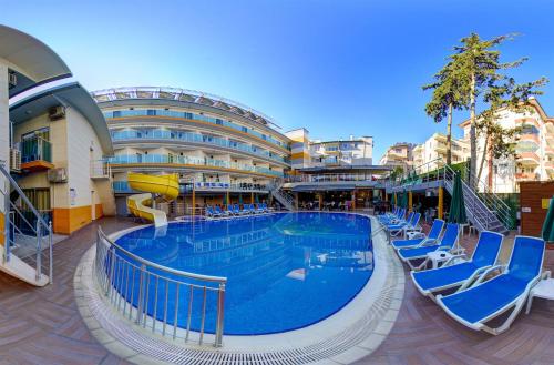 阿拉尼亚Arsi Enfi City Beach Hotel的一座带蓝色椅子的大型游泳池