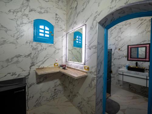 Qasr Al FarafirahB&W SAHARA SKY CAMP的一间带水槽和镜子的浴室