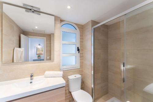 莫甘海滩Billy's Puerto de Mogán Apartments by LIVVO的浴室配有卫生间、盥洗盆和淋浴。