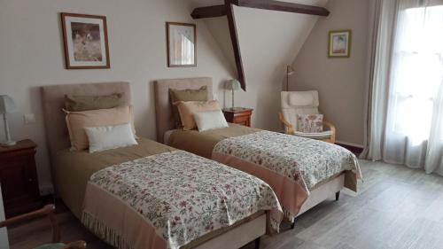 Limetz彩色温度住宿加早餐旅馆 - 吉维尼附近的一间卧室设有两张床和窗户。